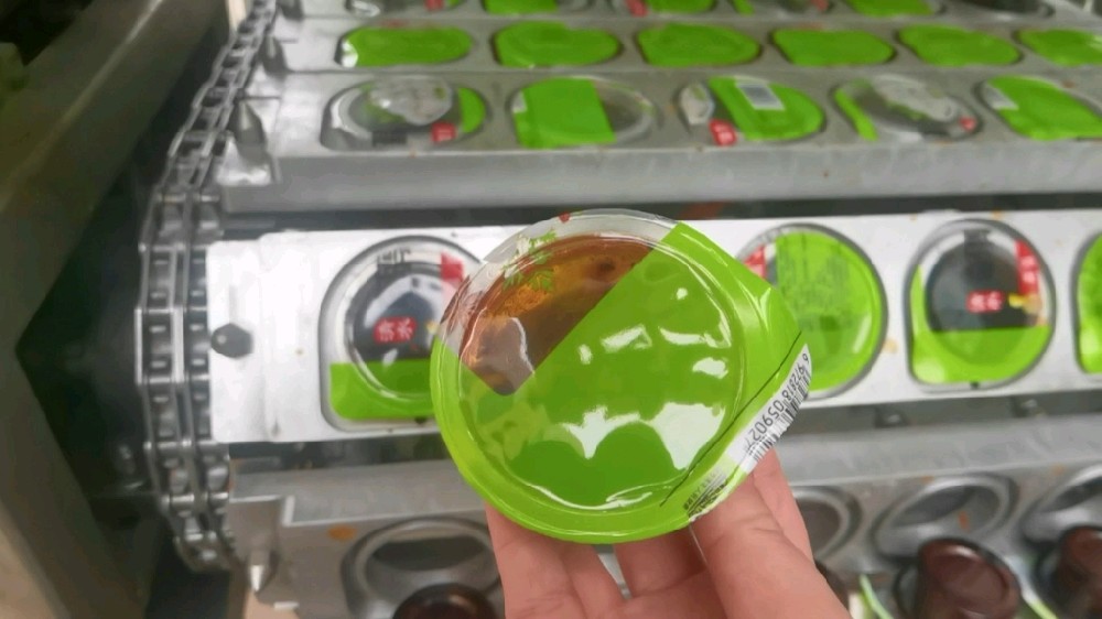 龍應(yīng)一出八醬料灌裝封口機(jī)